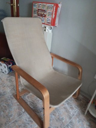 Sillón de tela y madera beige
