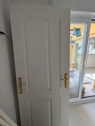3 Puertas Madera Blancas con Manillas Doradas