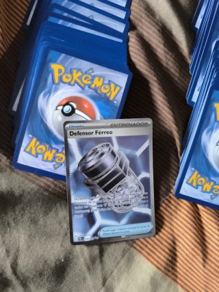 111 carte Pokémon originali in bulk + regali