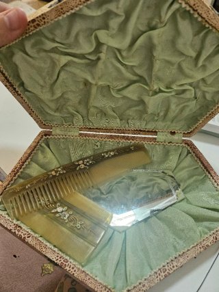 Joyero antiguo con espejo y accesorios