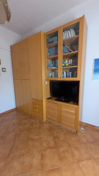Armadio in legno con ante e cassetti