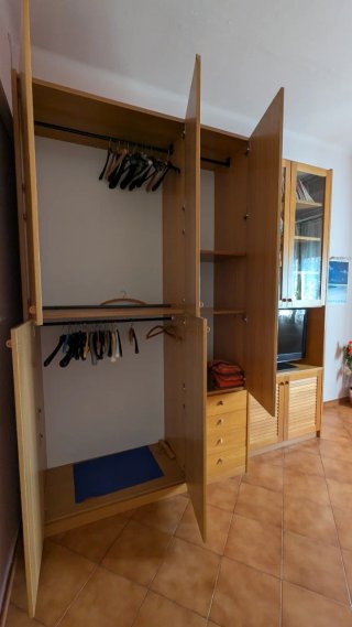 Armadio in legno con ante e cassetti