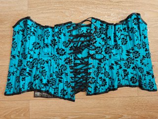 Corpiño turquesa con flores negras