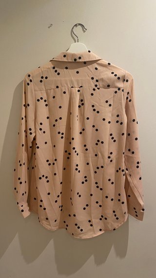 Blusa rosa con lunares negros