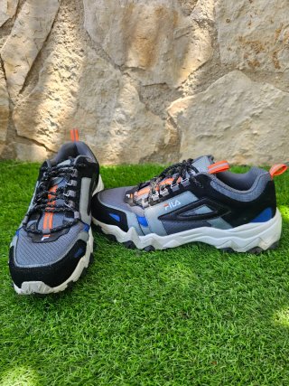 Zapatillas Fila grises y naranjas