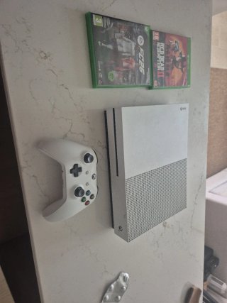 Xbox One S Blanca + 2 Juegos