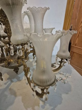 Lámpara de araña de cristal y metal. Clásica