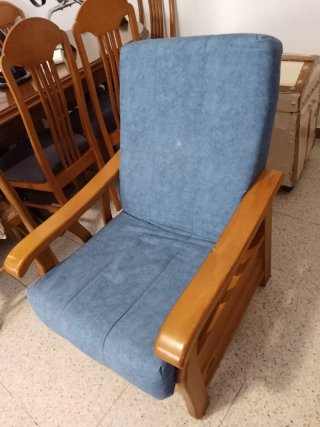 Pareja de Sillónes de tela azul con brazos de mad