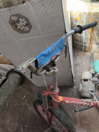 Motoretta rossa infantile, in perfette condizioni.
