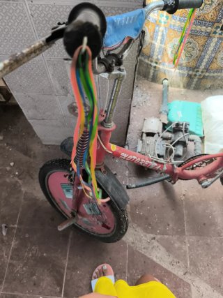 Motoretta rossa infantile, in perfette condizioni.