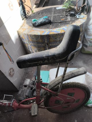 Motoretta rossa infantile, in perfette condizioni.