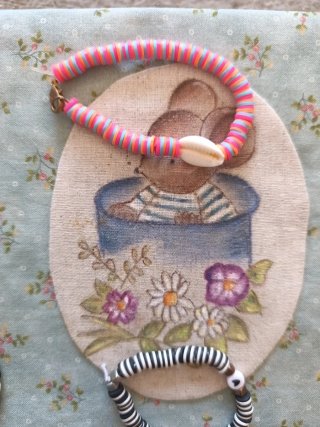 Pulseras de colores y accesorios