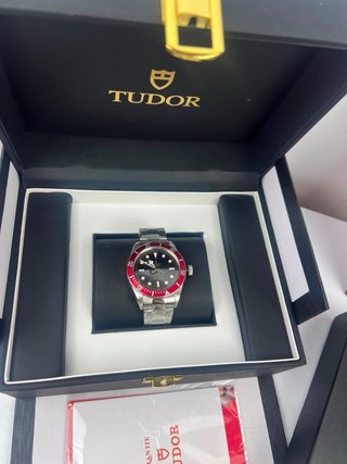 Tudor Black Bay Negro y Rojo