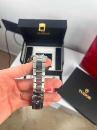 Tudor Black Bay Negro y Rojo