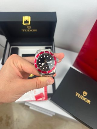 Tudor Black Bay Negro y Rojo