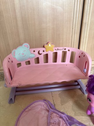 Cuna de juguete Nenuco con accesorios