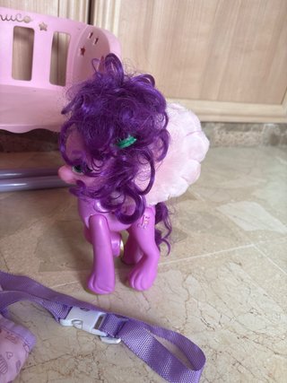Cuna de juguete Nenuco con accesorios