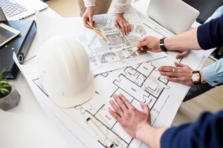 Maqueta casa con planos y herramientas
