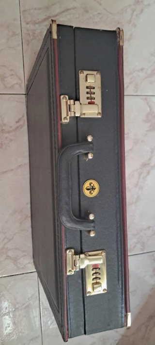 Maletín Ejecutivo Negro con Combinación Dorada