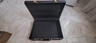 Maletín Ejecutivo Negro con Combinación Dorada