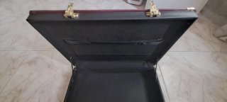 Maletín Ejecutivo Negro con Combinación Dorada