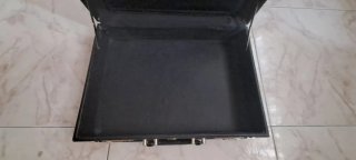 Maletín Ejecutivo Negro con Combinación Dorada