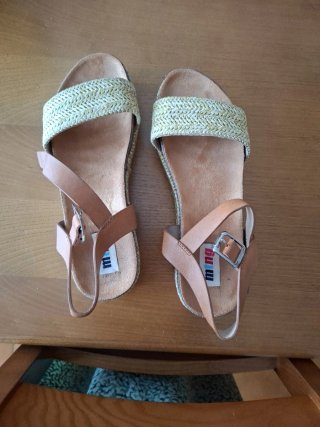 Sandalias Beige y Marrones