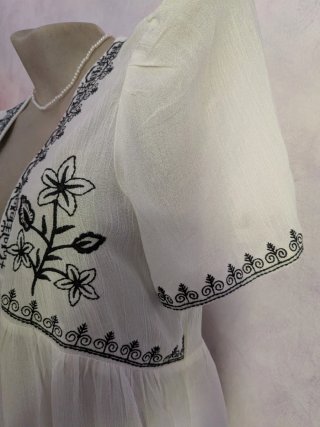 Blusa bordada blanca y negra