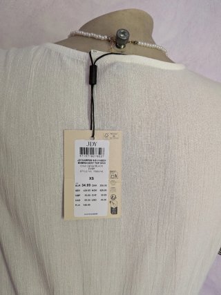 Blusa bordada blanca y negra