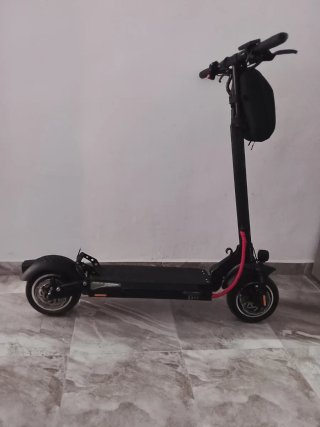 Monopattino elettrico nero