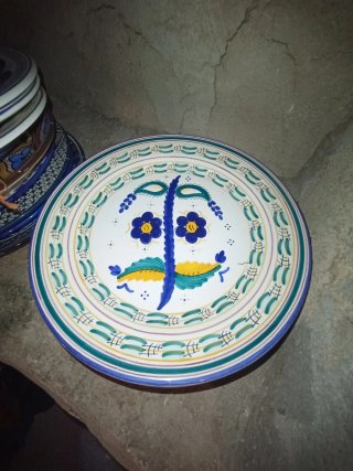 Plato de cerámica decorado con flores