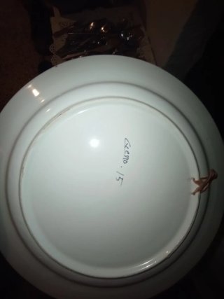 Plato de cerámica decorado con flores