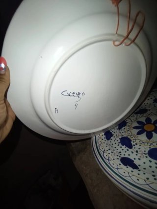 Plato de cerámica decorado con flores