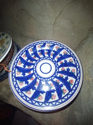 Plato de cerámica decorado con flores