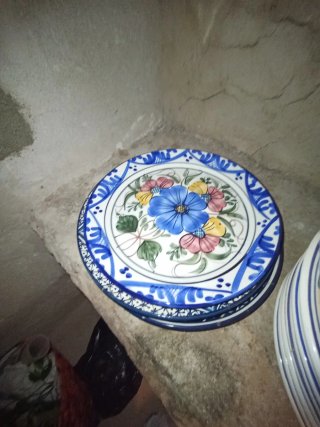 Plato de cerámica decorado con flores