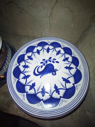 Plato de cerámica decorado con flores