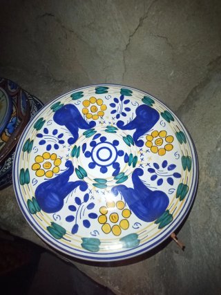 Plato de cerámica decorado con flores