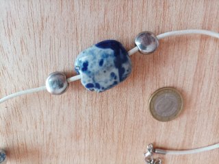 Collar azul y plateado con cuentas