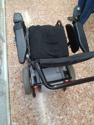 Sedia a rotelle elettrica