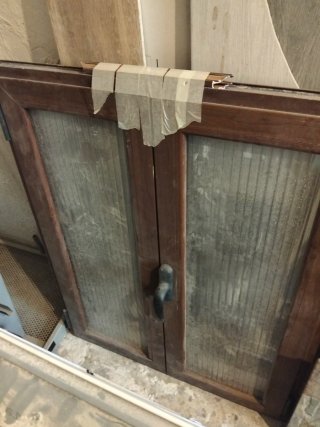 Ventana marrón con metacrilato