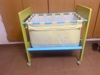 Minicuna para bebé con ruedas