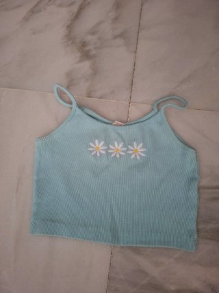 Top corto azul con flores