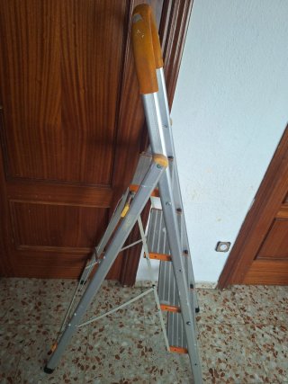 Escalera de aluminio plegable
