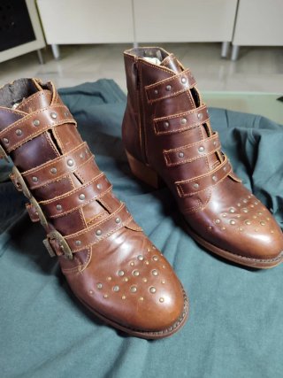 Botines Musse Cloud cuero hebillas tachuelas 37