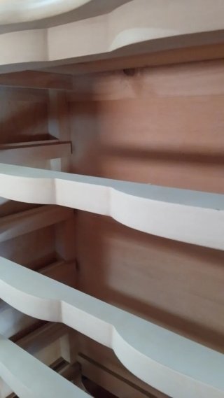 Cómoda de madera beige  estilo francés