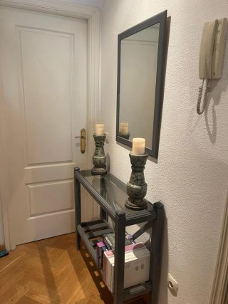 Tavolo consolle ingresso con specchio e candelabri
