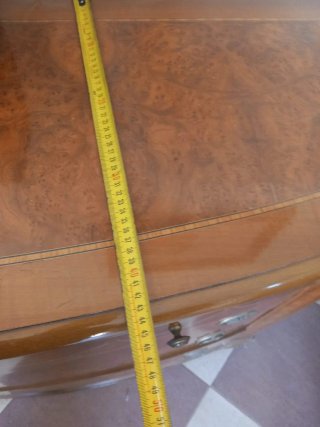 Cómoda antigua con marquetería