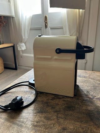 Cafetera Nespresso DeLonghi Essenza