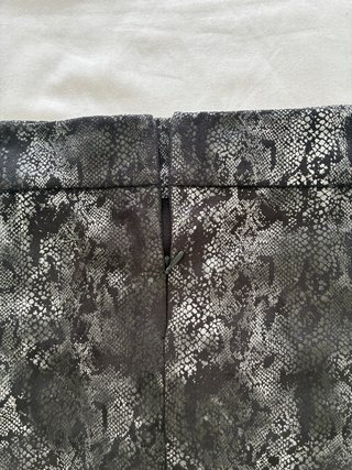 Falda corta NOON efecto piel serpiente