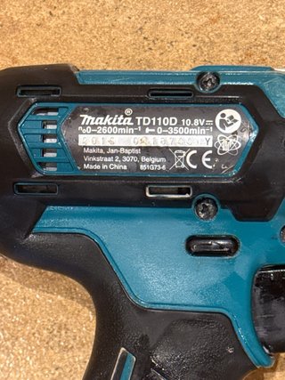 Kit Makita 10.8V: Taladro + Atornillador